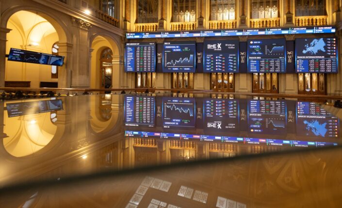 Paneles del IBEX 35 en la Bolsa de Madrid